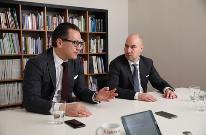 BMW - Sebastian Grabmaier (l.) und Oliver Lang, Vorstände der Jung, DMS & Cie., bei einem Besuch der FONDS professionell-Redaktion in Köln.