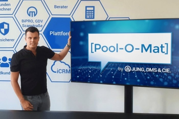 Pool-O-Mat - Poolwechsel-Kampagne JDC-Vorstand Stefan Bachmann mit dem "Pool-O-Mat"
